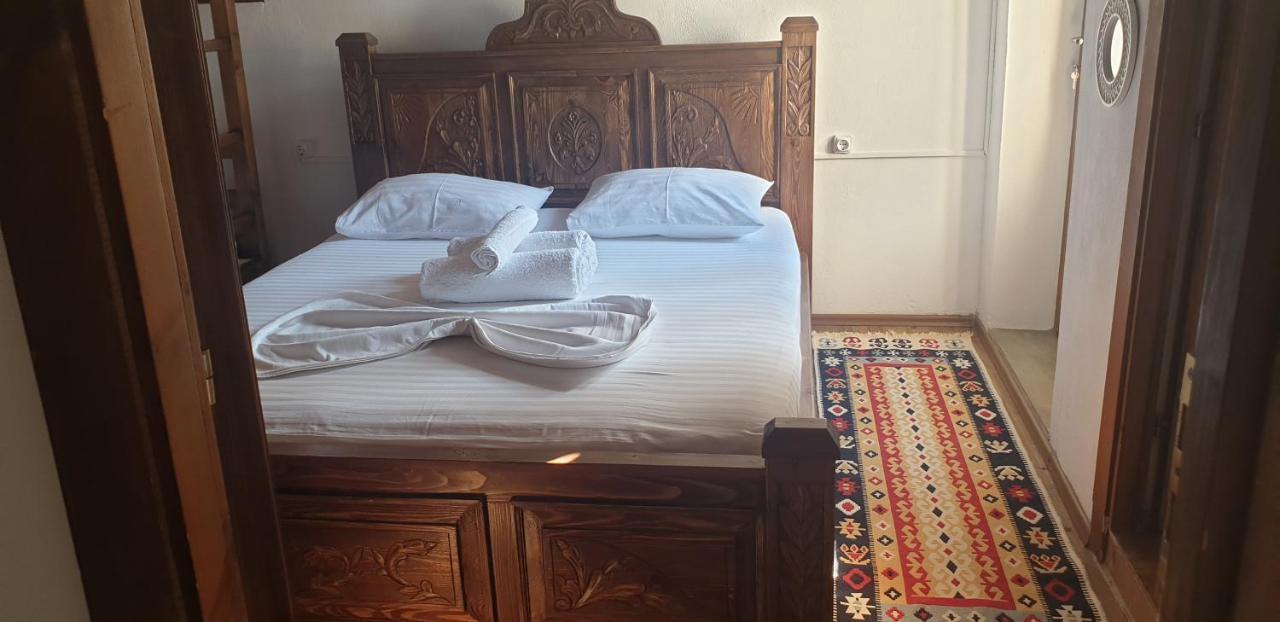 Silver Hill Guesthouse Gjirokastër Exteriör bild