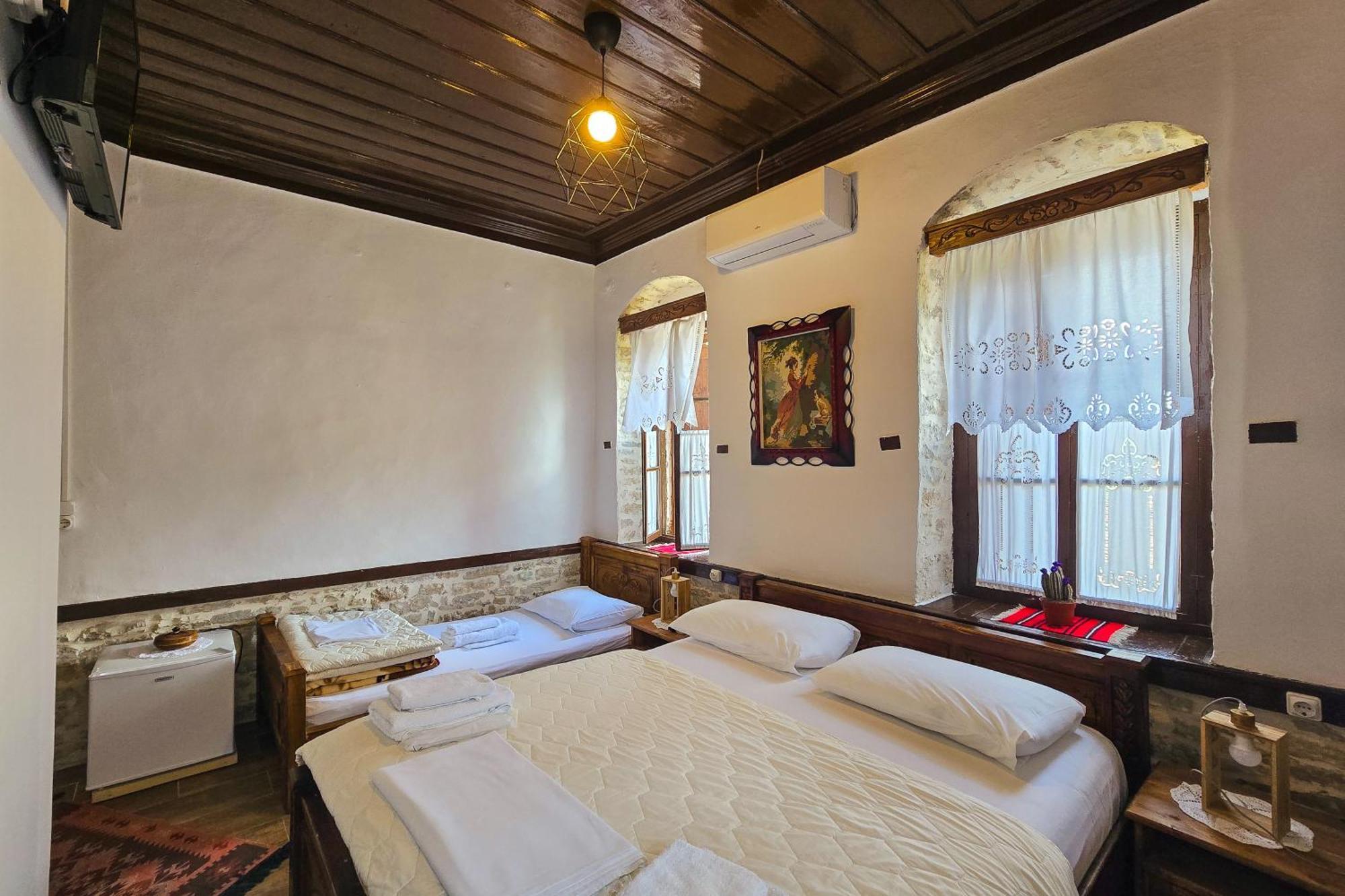 Silver Hill Guesthouse Gjirokastër Exteriör bild