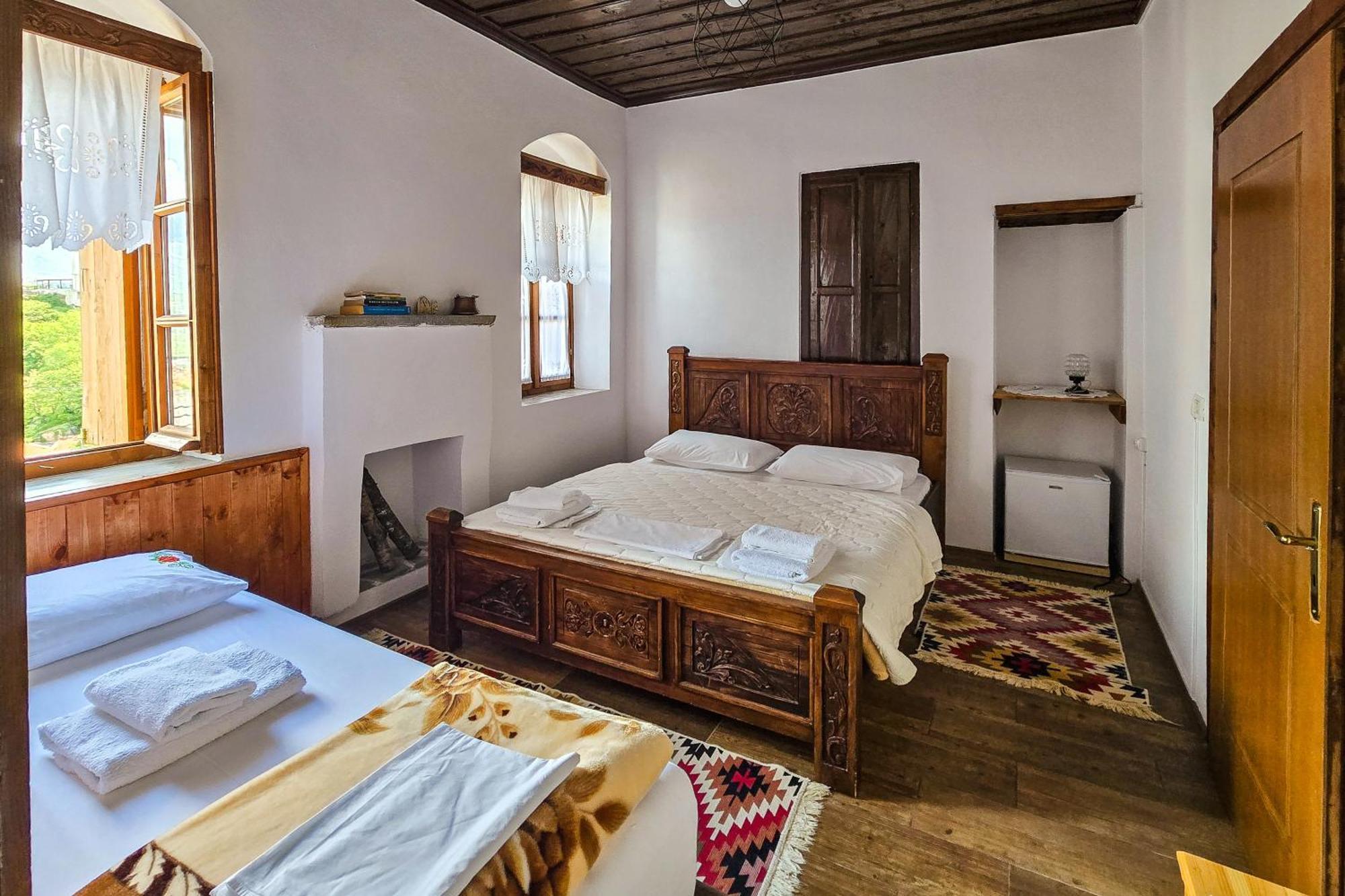 Silver Hill Guesthouse Gjirokastër Rum bild