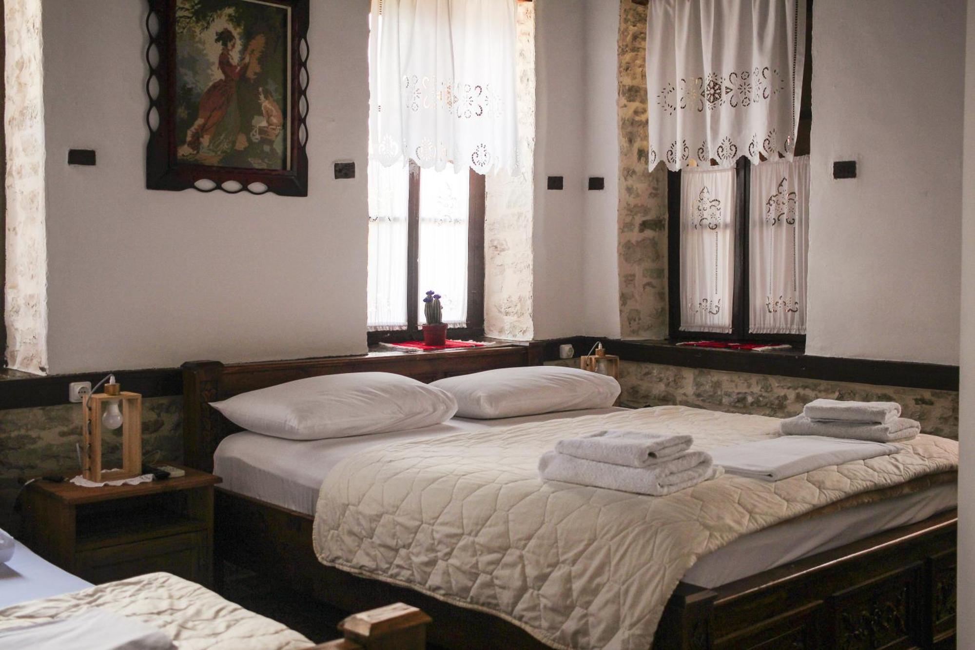 Silver Hill Guesthouse Gjirokastër Exteriör bild